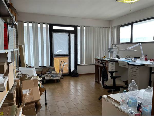 LOCALE AD USO UFFICIO A SAN SISTO