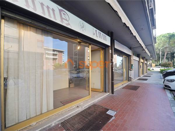 LOCALE COMMERCIALE IN ZONA SEMICENTRO 
