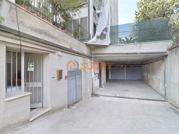 AMPIO MAGAZZINO AL CENTRO DI PONTE SAN GIOVANNI