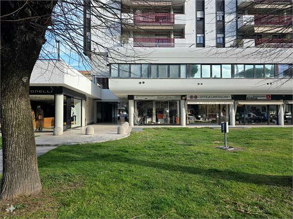 NEGOZIO IN VIA ROMA A BASTIA UMBRA