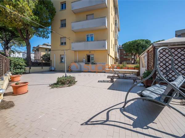 GRAZIOSO QUADRILOCALE CON PERTINENZA ESTERNA 