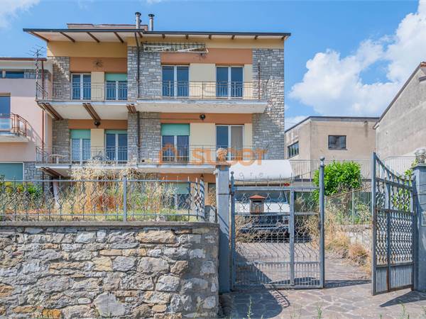 SOLUZIONE SEMINDIPENDENTE CON DUE APPARTAMENTI E GIARDINO – DA RISTRUTTURARE