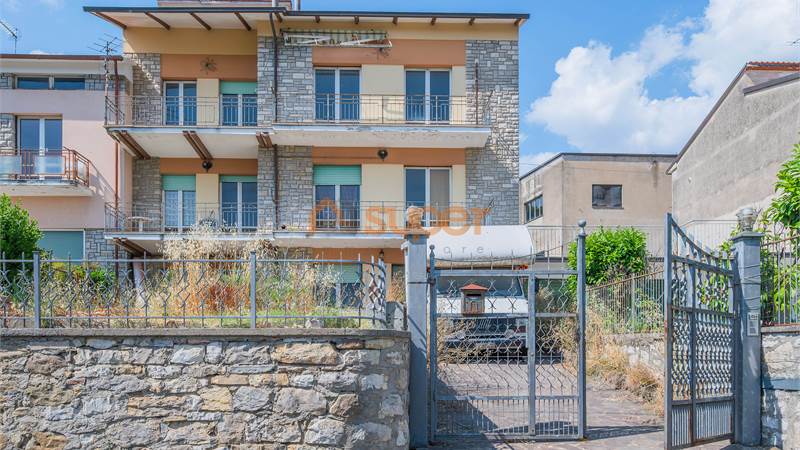 SOLUZIONE SEMINDIPENDENTE CON DUE APPARTAMENTI E GIARDINO – DA RISTRUTTURARE