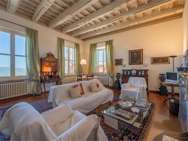 PRESTIGIOSO APPARTAMENTO QUADRILOCALE IN CENTRO STORICO