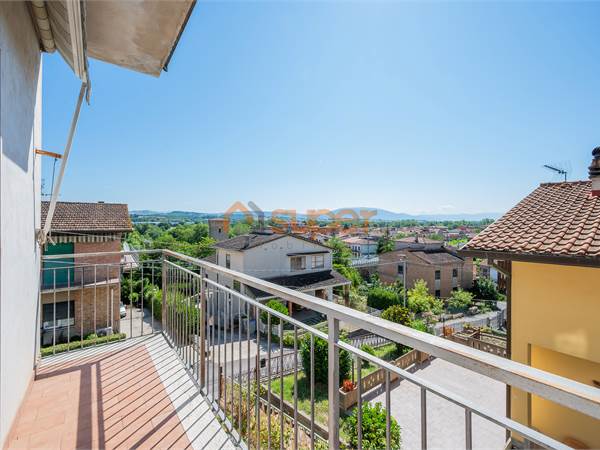 Appartamento in casa singola al primo piano con giardino 