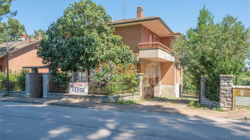 BIFAMILIARE CON AMPI SPAZI E GIARDINO PRIVATO A BADIOLA