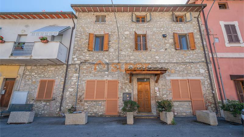 CASA SINGOLA CON GIARDINO IN VENDITA A COLLE UMBERTO I