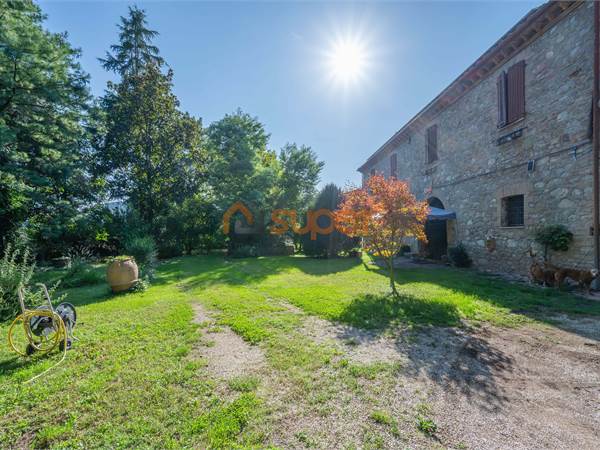 In vendita – Prestigiosa villa in pietra a Ponte Pattoli 