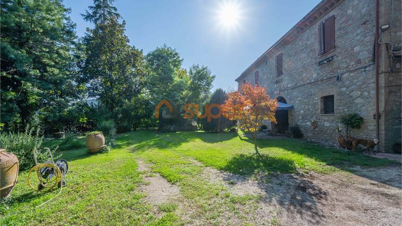 In vendita – Prestigiosa villa in pietra a Ponte Pattoli 