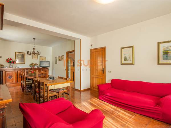 CASA INDIPENDENTE A FERRO DI CAVALLO