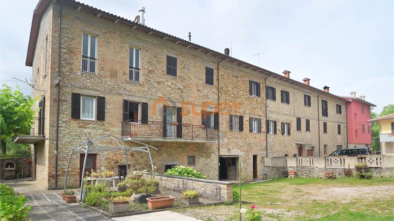 PORZIONE DI CASA A MAGIONE