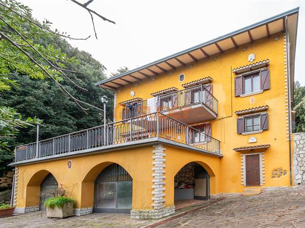 CASA SINGOLA CON BOSCO