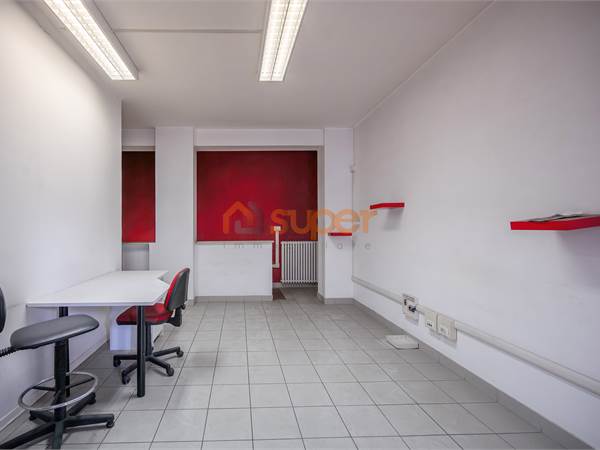 LOCALE COMMERCIALE IN ZONA SEMICENTRO