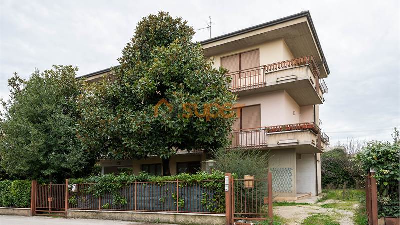 CASA SINGOLA CON 3 APPARTAMENTI A FOLIGNO