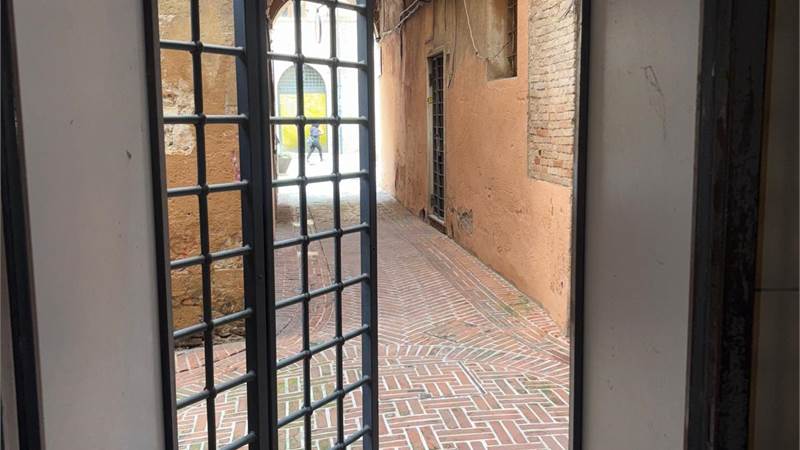 AFFITTO CORSO VANNUCCI - LOCALE COMMERCIALE 