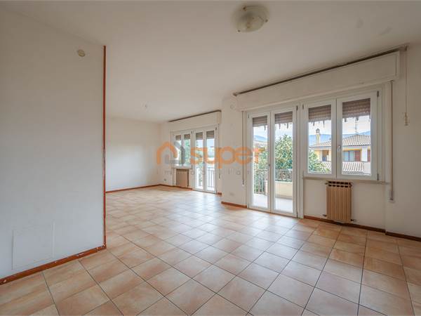 AMPIO APPARTAMENTO CON GIARDINO A FOLIGNO