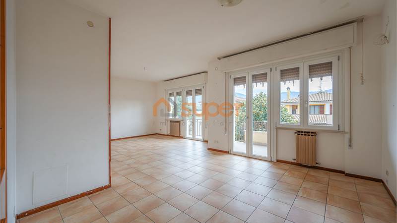 AMPIO APPARTAMENTO CON GIARDINO A FOLIGNO