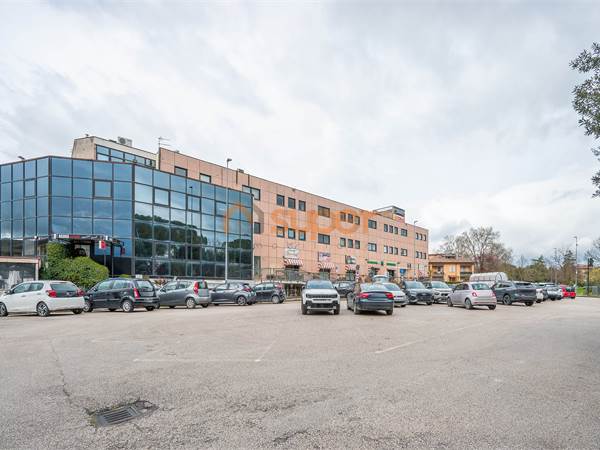 LOCALE COMMERCIALE A XXV APRILE BASTIA UMBRA