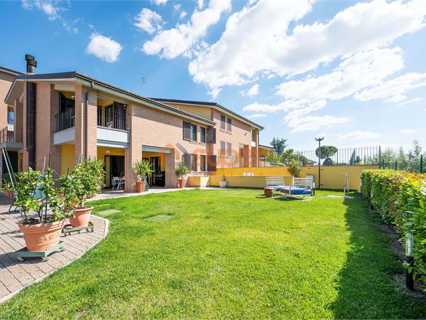 BIFAMILIARE CON GIARDINO PANORAMICO