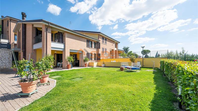 BIFAMILIARE CON GIARDINO PANORAMICO