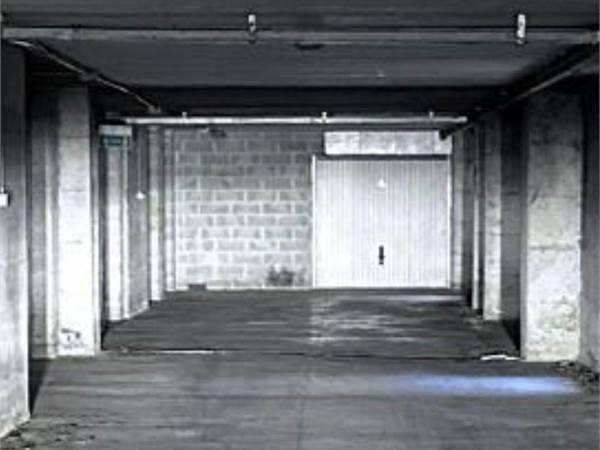 GARAGE DI AMPIA METRATURA A PONTE DELLA PIETRA