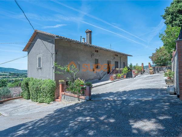CASA SINGOLA CON TERRENO ZONA CORCIANO 