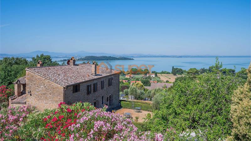 CASALE SUL TRAMONTO DEL LAGO TRASIMENO