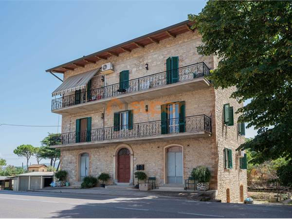 BIFAMILIARE CON DUE APPARTAMENTI, GIARDINO, GARAGE E CANTINA