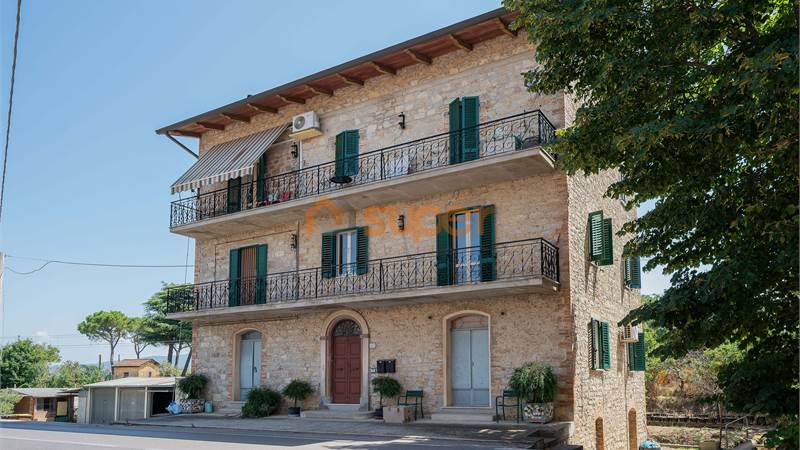 BIFAMILIARE CON DUE APPARTAMENTI, GIARDINO, GARAGE E CANTINA