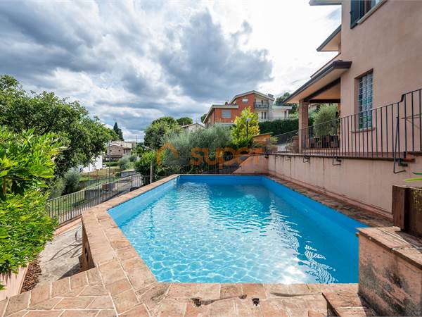 CASA SINGOLA CON PISCINA A SOLOMEO