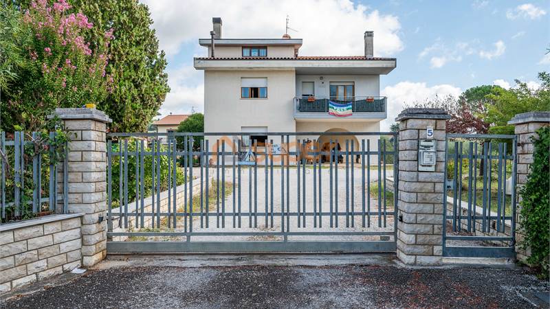 CASA SINGOLA CON TERRENO EDIFICAILE