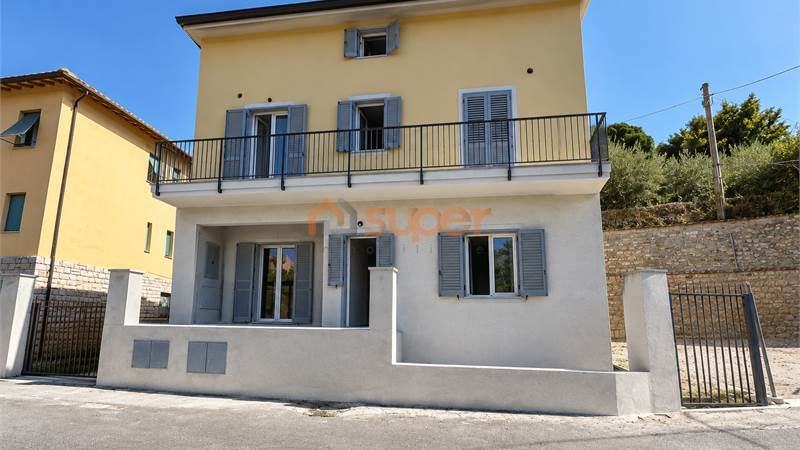 BILOCALE AL PIANO TERRA AD ELCE 