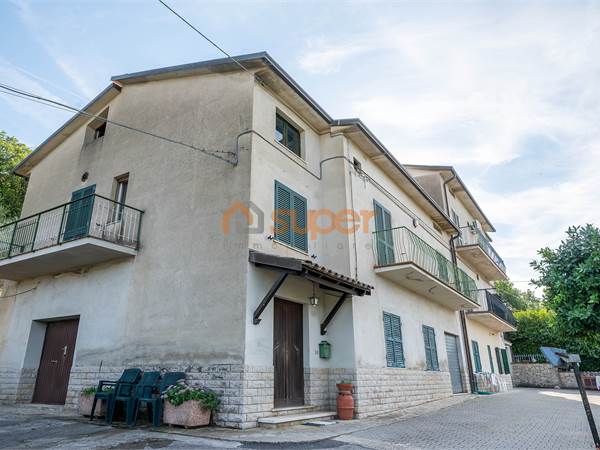 BIFAMILIARE IN ZONA CASTELVIETO 