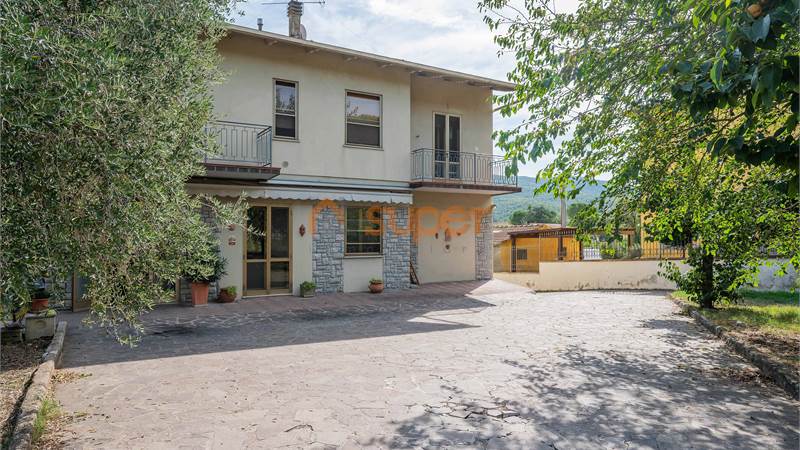 CASA SINGOLA CON DUE UNITÀ ABITATIVE E GIARDINO