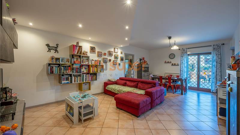 QUADRILOCALE A COLLESTRADA CON GIARDINO E GARAGE 